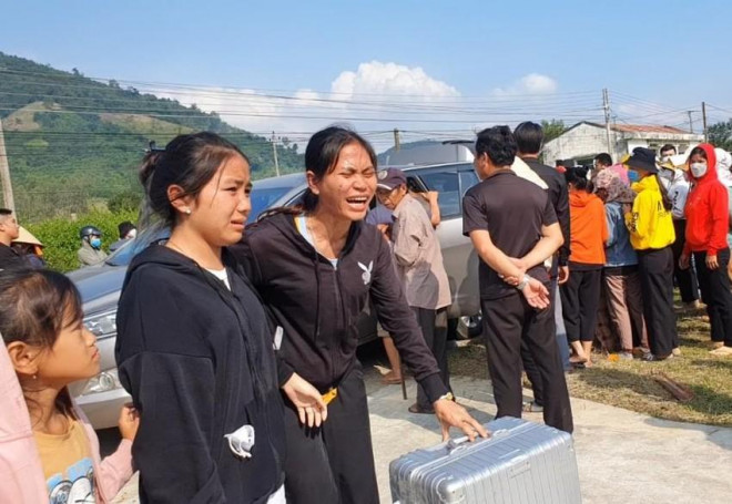 Người nhà đau buồn lúc cô gái được đưa về. Ảnh: QN