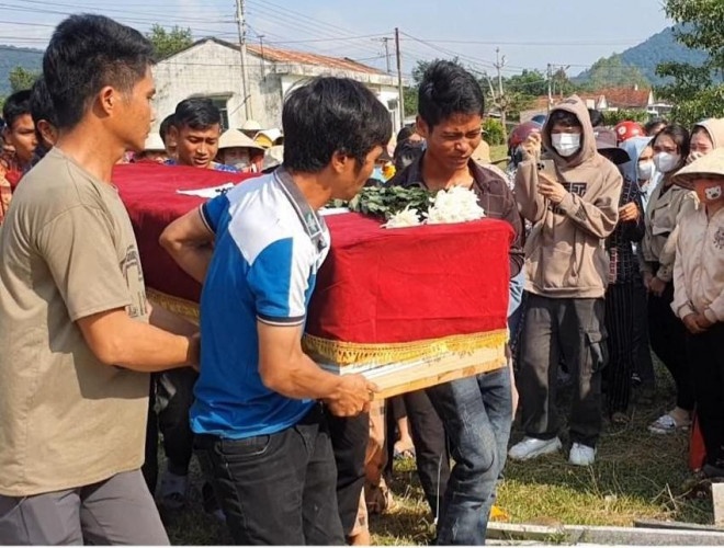 Thi thể của nữ sinh bị nạn ở Hàn Quốc được đưa về quê. Ảnh: QN