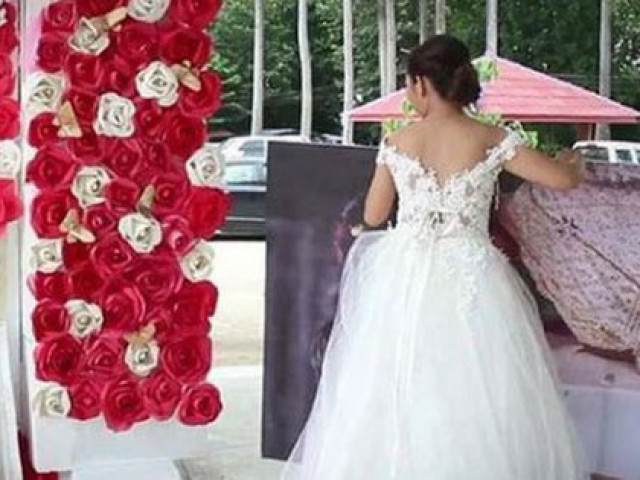 Bạn trẻ - Cuộc sống - Cô dâu một mình đứng trên sân khấu cảm ơn quan khách, biết nguyên nhân "mất tích" của chú rể ai cũng ngỡ ngàng