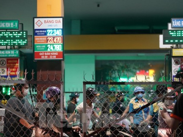 Thị trường - Tiêu dùng - Ám ảnh rào chắn, dây giăng ở cây xăng TPHCM như thời phong tỏa giãn cách xã hội
