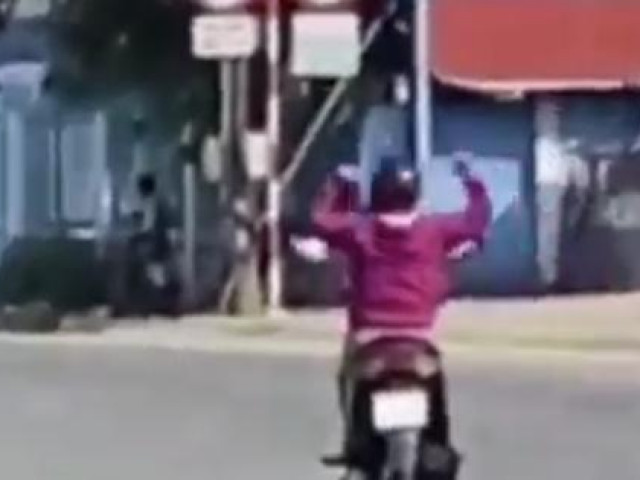 Tin tức trong ngày - CLIP: Người phụ nữ chạy xe máy đánh võng trước đầu xe tải trên đường phố