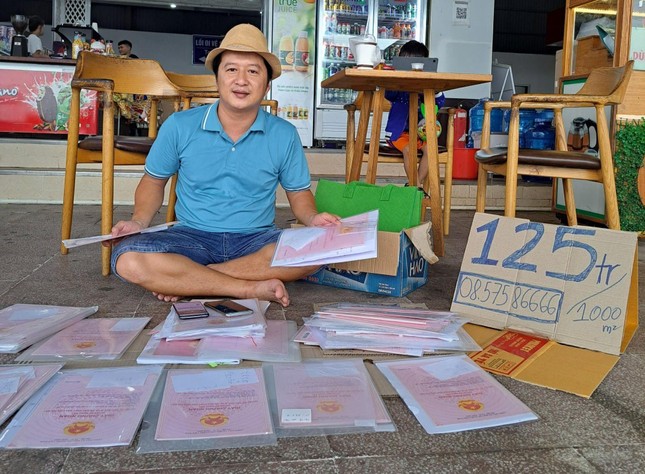 Ông Nguyễn Hữu Trí bày sổ đỏ lên vỉa hè bán.