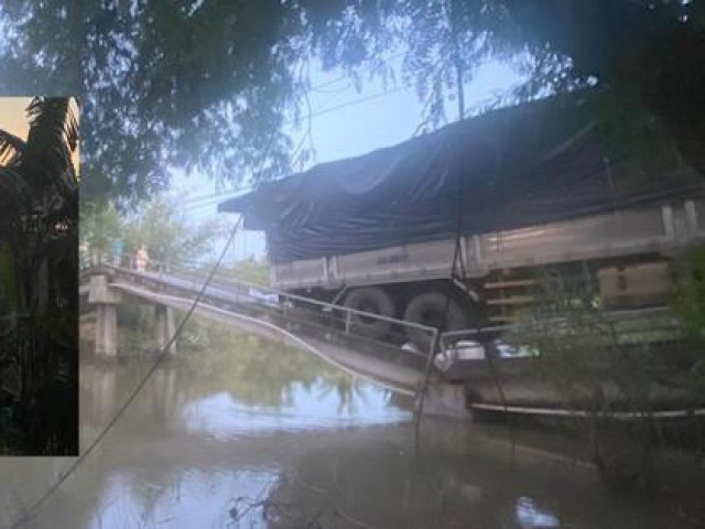 Ô tô tải chở gạo làm sập cầu ở Đồng Tháp