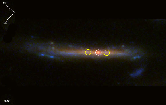 Ba vật thể hiện ra từ quá khứ, trong đó vật thể màu đỏ to lớn chính là ngôi sao quái vật "siêu khổng lồ đỏ" Quyllur - Ảnh: NASA/ESA/CSA