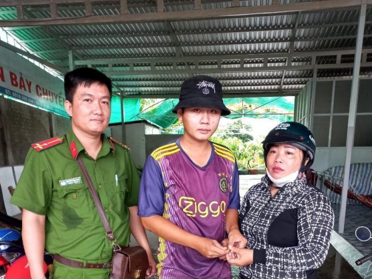 Tin tức trong ngày - Nhân viên cây xăng trả 1 lượng vàng cho người đánh rơi được tặng bằng khen