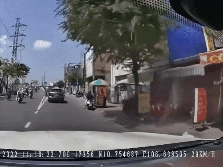 Clip: Ninja tạt đầu phanh gấp trước đầu ô tô khiến tài xế không kịp phản ứng
