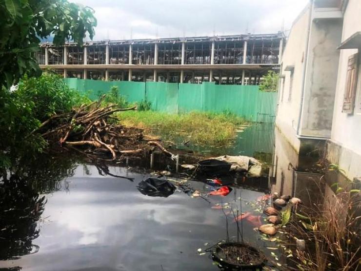 Tin tức trong ngày - Cận cảnh "xóm nước đen" ngập lụt triền miên do dự án chợ 200 tỷ giữa thị trấn du lịch