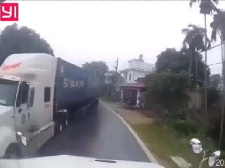 Tin tức trong ngày - Clip: Xe đầu kéo ôm cua, "drift" văng container vào ô tô ngược chiều gây tai nạn kinh hoàng