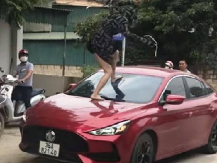 Pháp luật - Người phụ nữ "tung cước" đạp vỡ kính ô tô, cắn đứt tai cô gái bị khởi tố