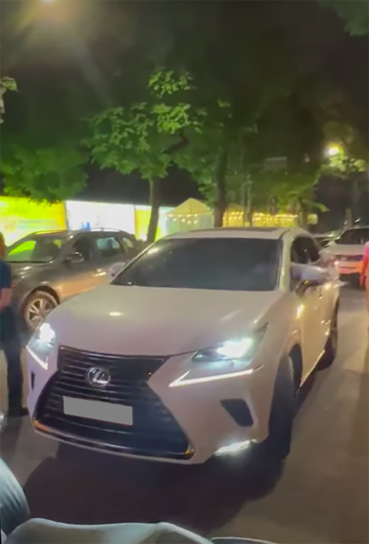 Lexus RX 350 &#34;tạt đầu&#34; Porsche 718 Cayman trên phố Hàng Bài - 2