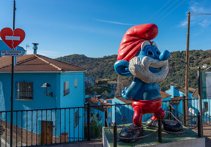 2. Ngôi làng này có khoảng 300 người dân sinh sống, các ngôi nhà được sơn bằng màu xanh da trời nên còn được gọi là “làng Xì Trum”.
