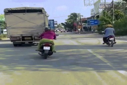 Phi thường - kỳ quặc - "Nữ quái xế" phóng xe máy lạng lách đánh võng, lúc cao hứng còn làm một việc đáng sợ