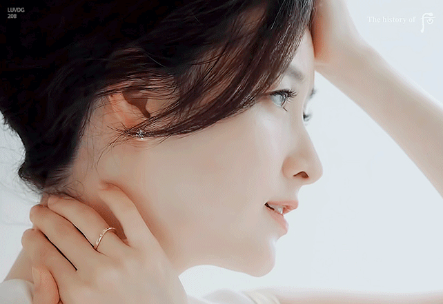 Nữ diễn viên Lee Young Ae sở hữu vẻ đẹp thanh thuần, thoát tục.