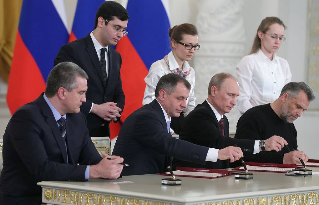 Ông&nbsp;Vladimir Konstantinov (thứ hai bên trái sang), tham gia buổi lễ ký quyết định sáp nhập bán đảo Crimea vào Liên bang Nga năm 2014.