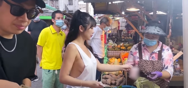 Người mẫu Y Y ăn mặc gợi cảm đi chợ truyền thống quay vlog thu hút sự chú ý của cư dân mạng.