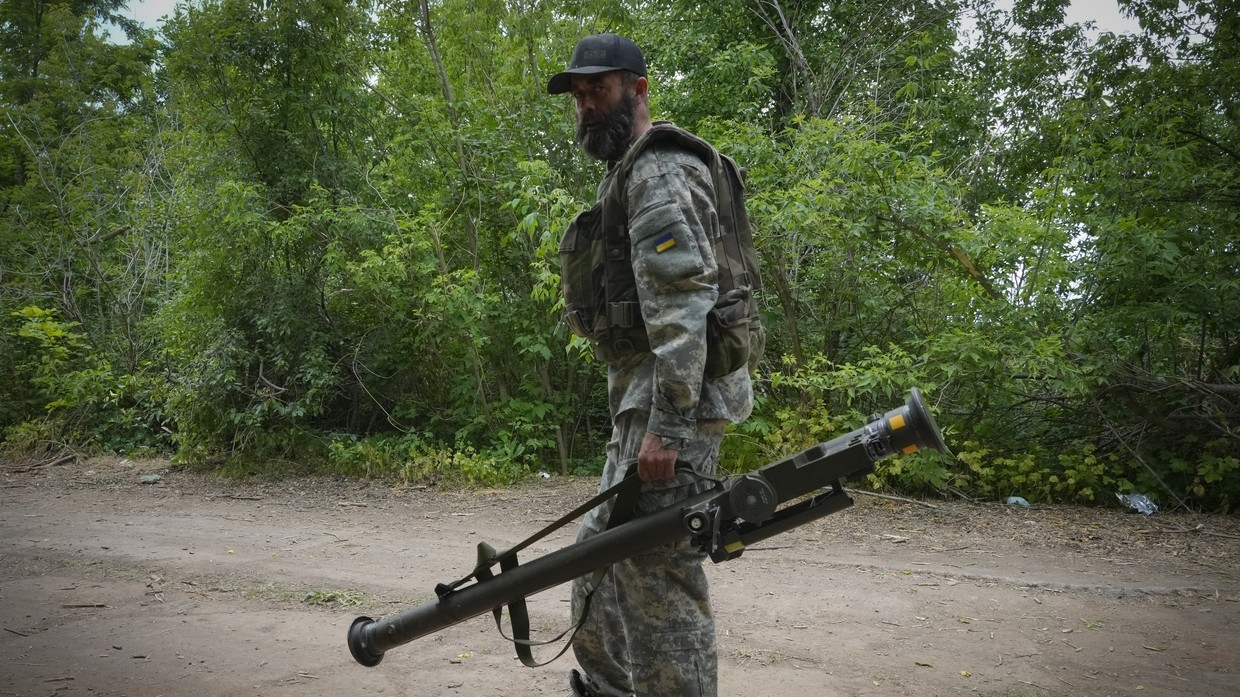 Một binh sĩ Ukraine cầm trên tay tên lửa phòng không vác vai Stinger.