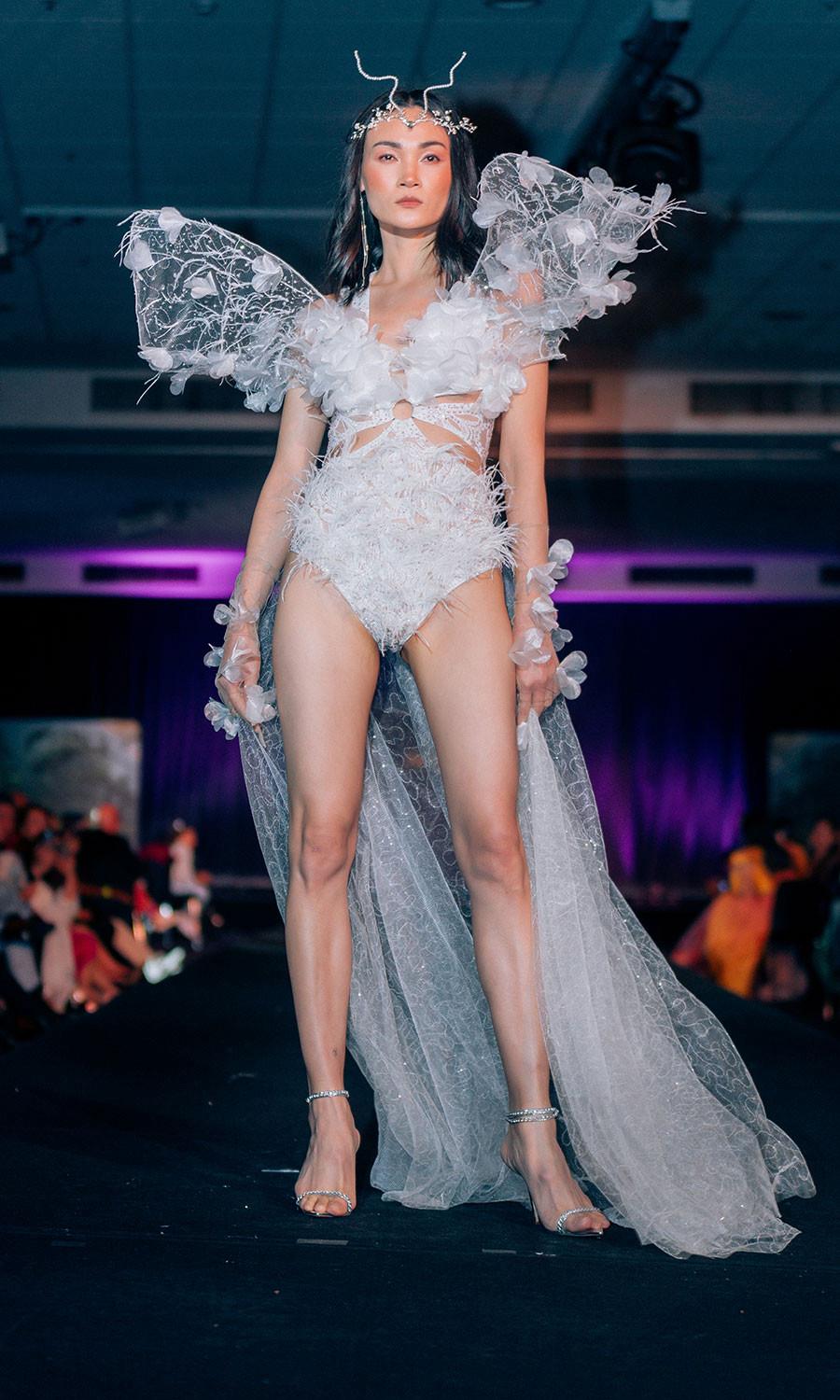 Người mẫu Thuỳ Trang đảm nhận vị trí quan trọng trong show diễn.
