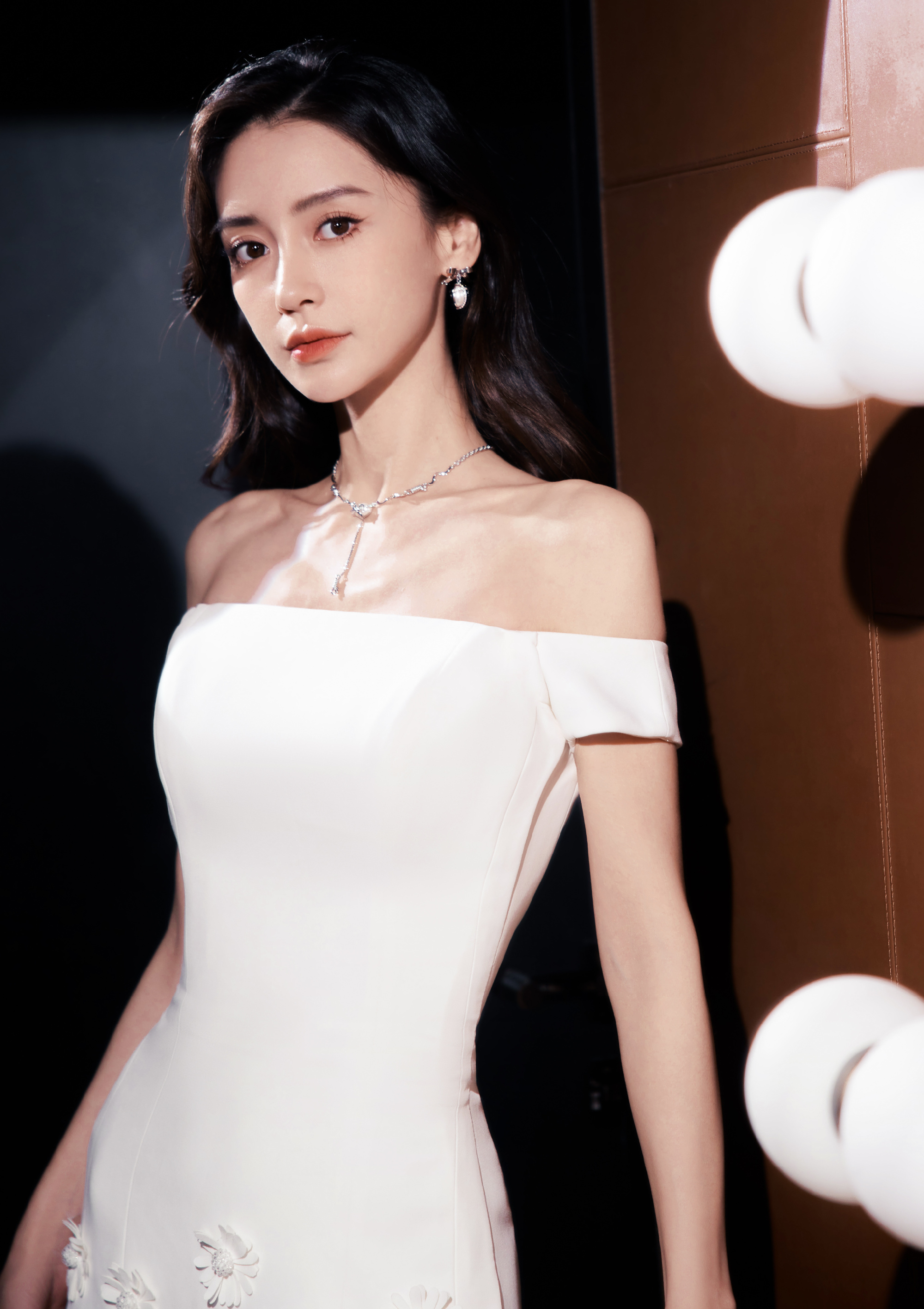 Vòng eo của Angelababy là 54cm - nhỏ hơn cả vòng đầu.