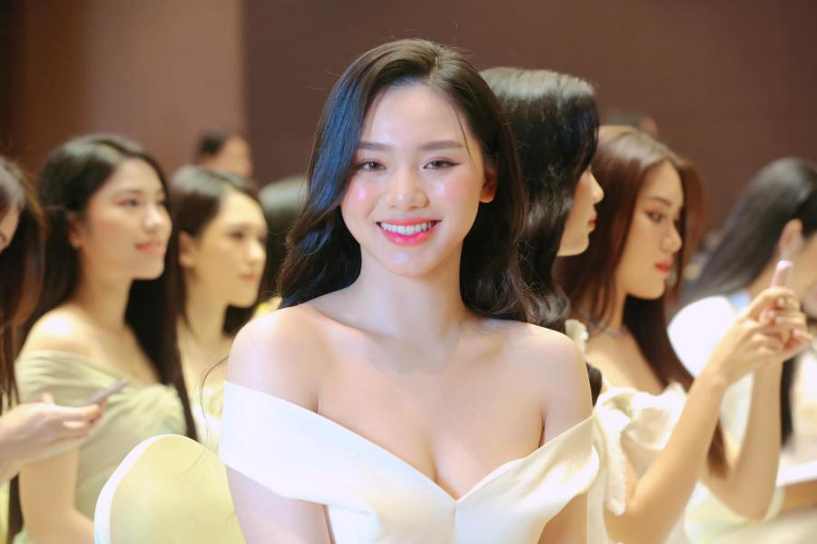 Tiểu thư RMIT gây chú ý tại Hoa hậu Việt Nam với chiếc váy hở vòng 1 ghi điểm - 2