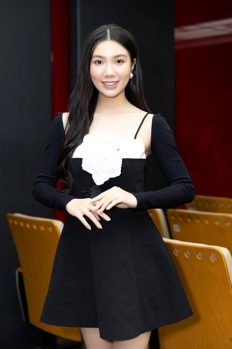 Tiểu thư RMIT gây chú ý tại Hoa hậu Việt Nam với chiếc váy hở vòng 1 ghi điểm - 5