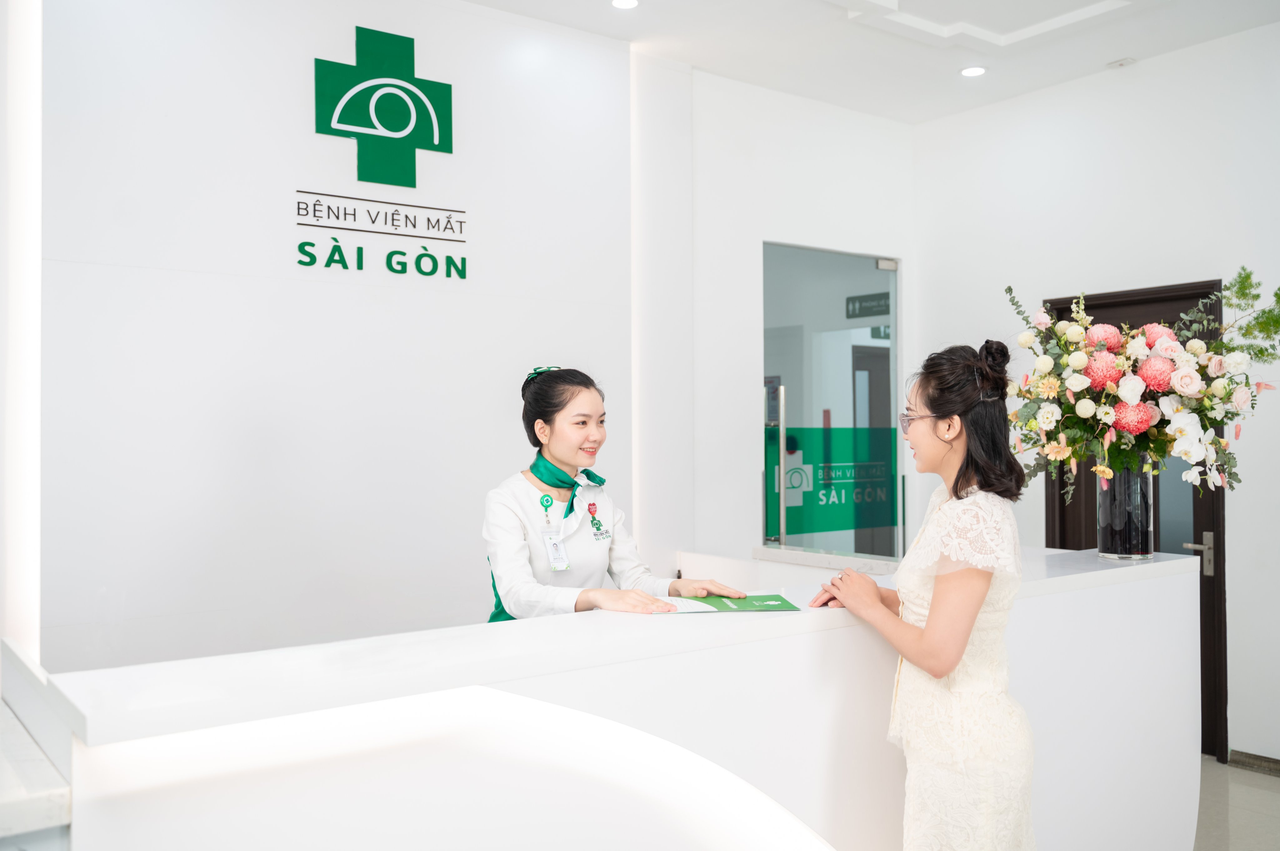 Nhiều khách hàng với tật khúc xạ lựa chọn Bệnh viện Mắt Sài Gòn Sông Hàn để tìm lại thị lực sắc nét