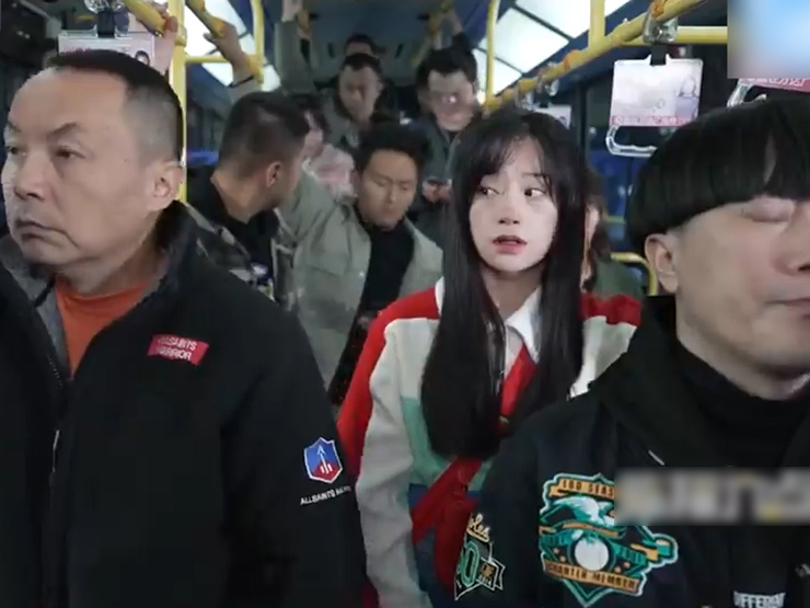 Cười 24H - Gái xinh có hành động khó tin trên xe bus khiến người xung quanh khiếp sợ