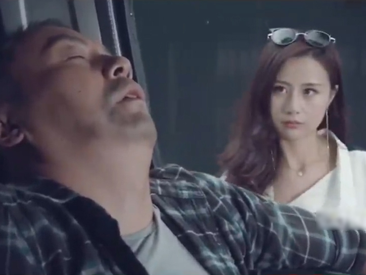 Cười 24H - Người đàn ông phải trả giá khi có hành động khiến người đẹp bị mất mặt