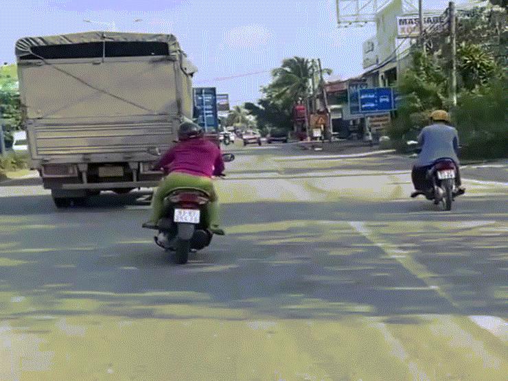 Phi thường - kỳ quặc - "Nữ quái xế" phóng xe máy lạng lách đánh võng, lúc cao hứng còn làm một việc đáng sợ