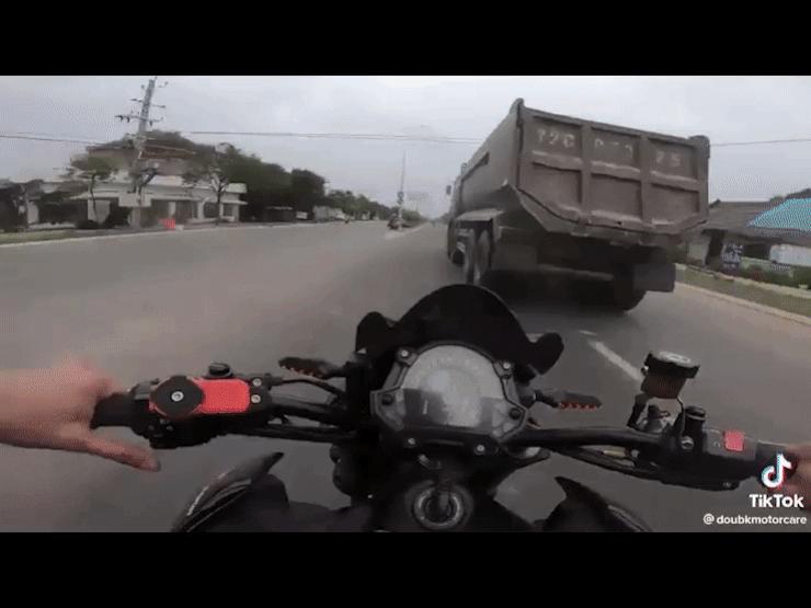 Xe máy - Xe đạp - Clip: Mô tô chạy tốc độ cao suýt "ôm hận" khi bị xe ben ép vào giải phân cách