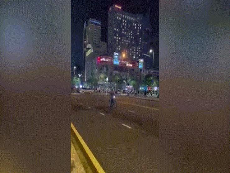 Xe máy - Xe đạp - Clip: Thanh niên rồ ga, bốc đầu nằm lái xe và cái kết đắng