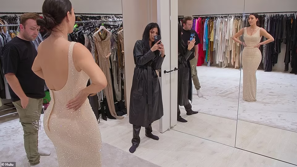Chiếc váy huyền thoại 5 triệu đô rách toạc vì không chịu nổi Kim Kardashian - 4