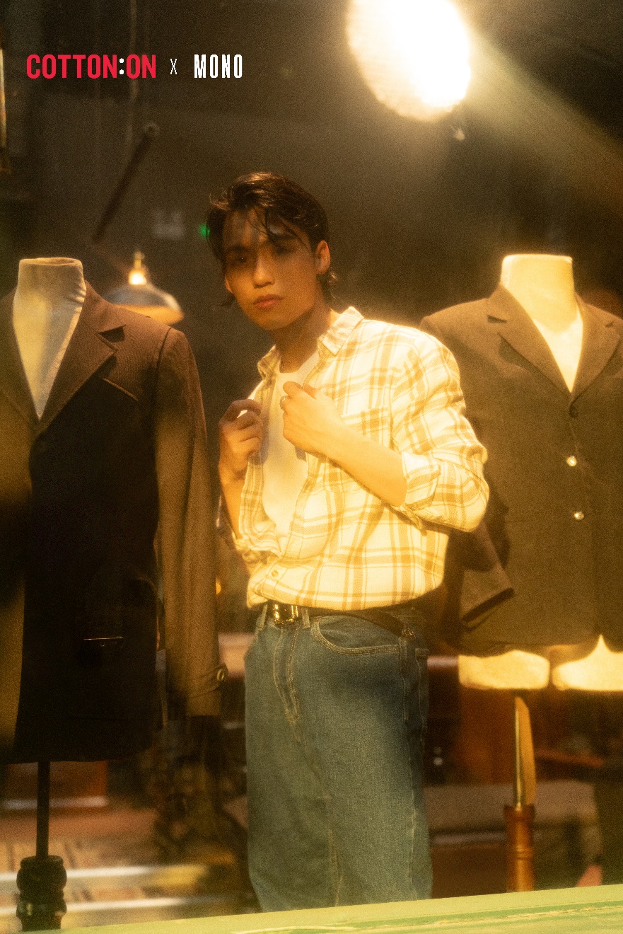 Chàng thợ may si tình MONO xuất hiện khung cảnh với áo tank và quần jeans của Cotton On và thêm điểm nhấn với áo sơ mi caro layer bên ngoài.
