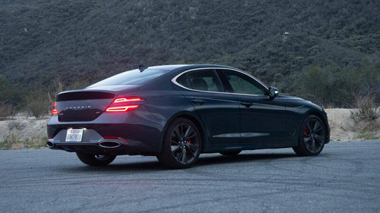 4. Genesis G70 (giá khởi điểm: 37.775 USD)
