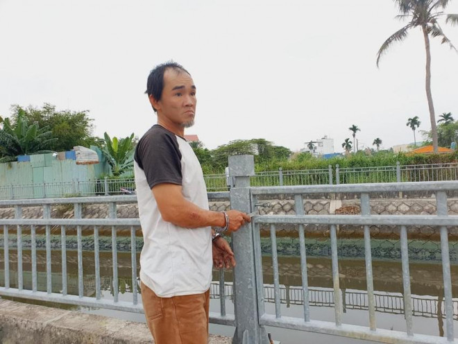 Chí đang tháo trộm đoạn lan can thứ 3 dọc Bờ kênh Sáu Trình thì bị công an và người dân ập đến bắt. Ảnh: NT