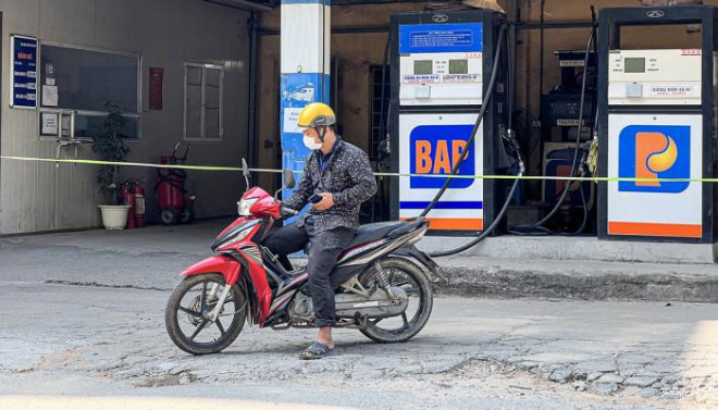 Một cây xăng trên đường Lương Thế Vinh (phường Trung Văn, quận Nam Từ Liêm, Hà Nội) căng dây, thông báo hết hàng trong ngày 31/10 Ảnh: Tạ Hải