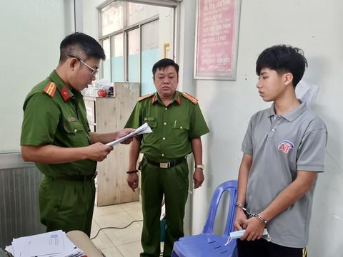 Công an đọc lệnh bắt bị can Nguyễn Quốc Hưng.