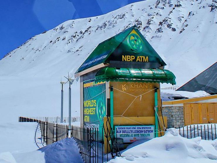 Du lịch - Máy ATM cao nhất thế giới, được đặt trên đỉnh núi cao 4693m