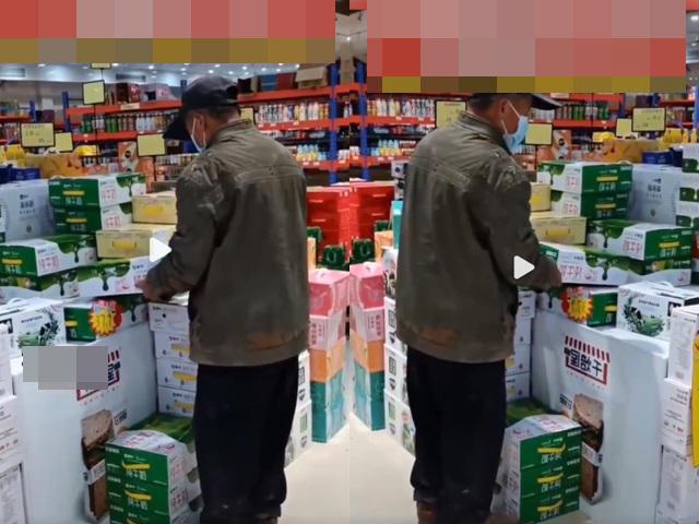 Thấy vị khách cầm lên đặt xuống thùng sữa, nữ nhân viên đến hỏi thăm và có hành động bất ngờ - 1