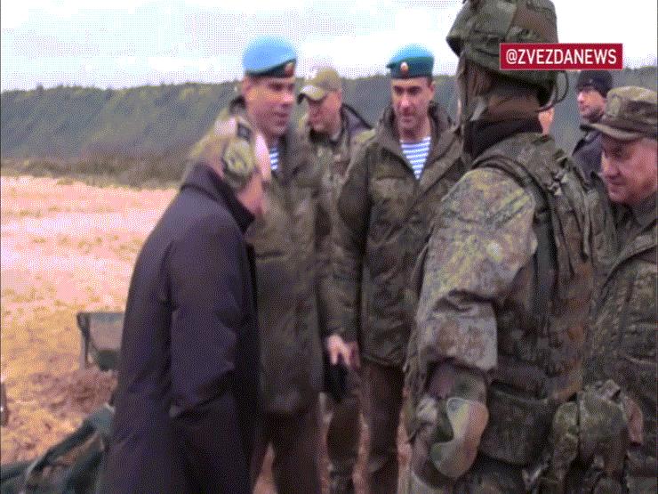 VIDEO: Ông Putin đến thăm căn cứ quân sự, bắn thử súng trường SVD