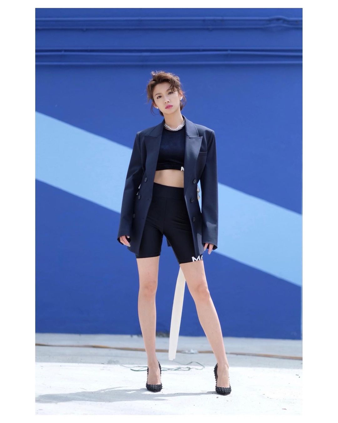 Người đẹp diện thiết kế thể thao kết hợp với blazer và đi giày cao gót.