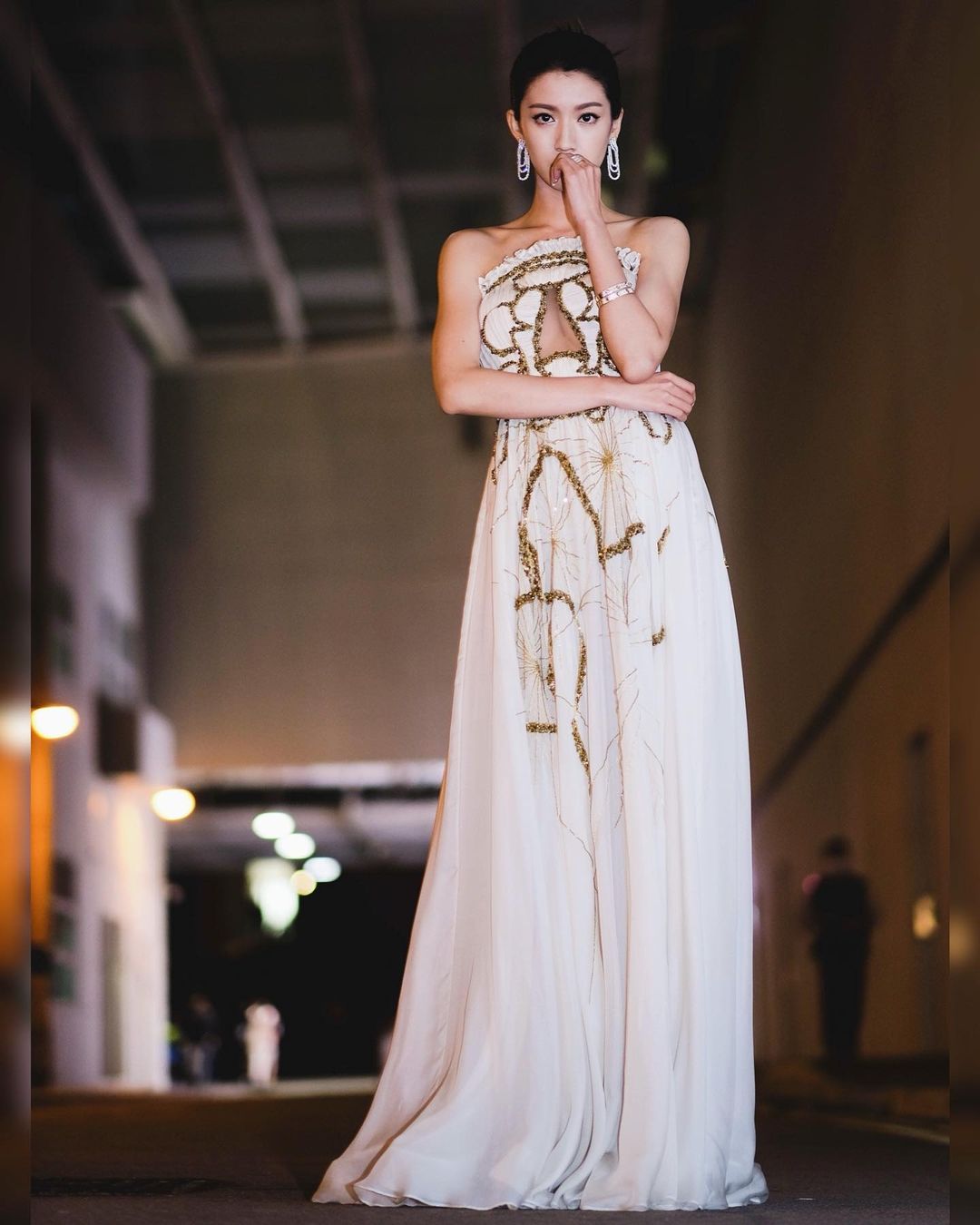 Xuất hiện tại một sự kiện, Thái Tư Bối diện chiếc váy dáng quây có chi tiết xuyên thấu ấn tượng.