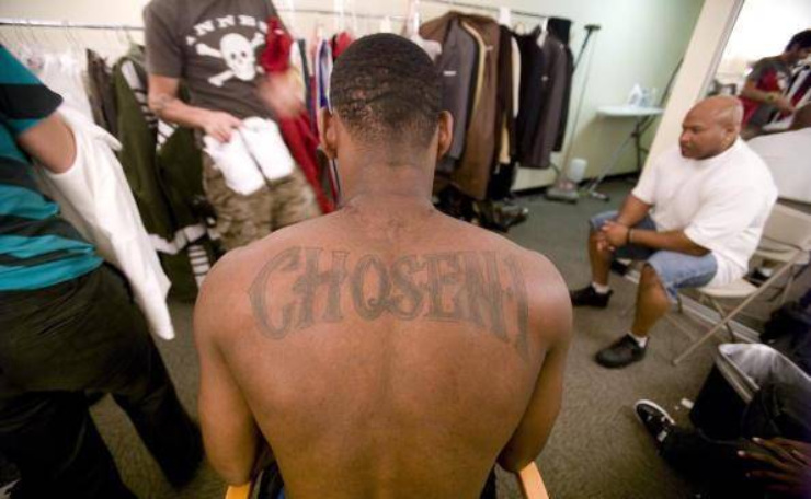 1. LeBron James, 2m06, 37 tuổi. Ngôi sao đương đại của CLB Los Angeles Lakers và bóng rổ Mỹ khi thi đấu ít lộ hình xăm, nhưng khi trung phong này cởi áo tất cả sẽ phải ngạc nhiên. Huyền thoại sống có tới 40 hình xăm trên cơ thể và đặc biệt nhất là "Chosen 1" (Con trai của Trời). Một câu chữ có phần ngạo mạn nhưng thể hiện đúng tài năng của cầu thủ 37 tuổi.