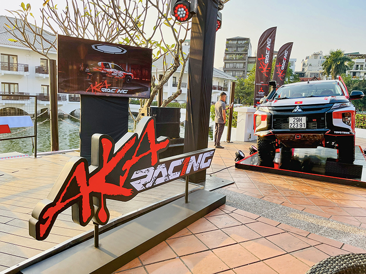 Cận cảnh mẫu xe đua của đội Aka Racing trong ngày xuất quân tại Hà Nội - 1