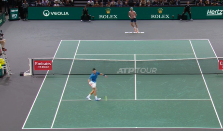 Djokovic (áo xanh) đứng nhìn trước cú đánh ảo diệu của tay vợt Nga