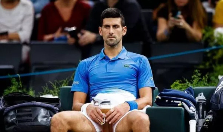 Cơ thể của Djokovic đổ mồ hôi nhiều bất thường khi tham dự giải đấu trong nhà tại Paris Masters 2022
