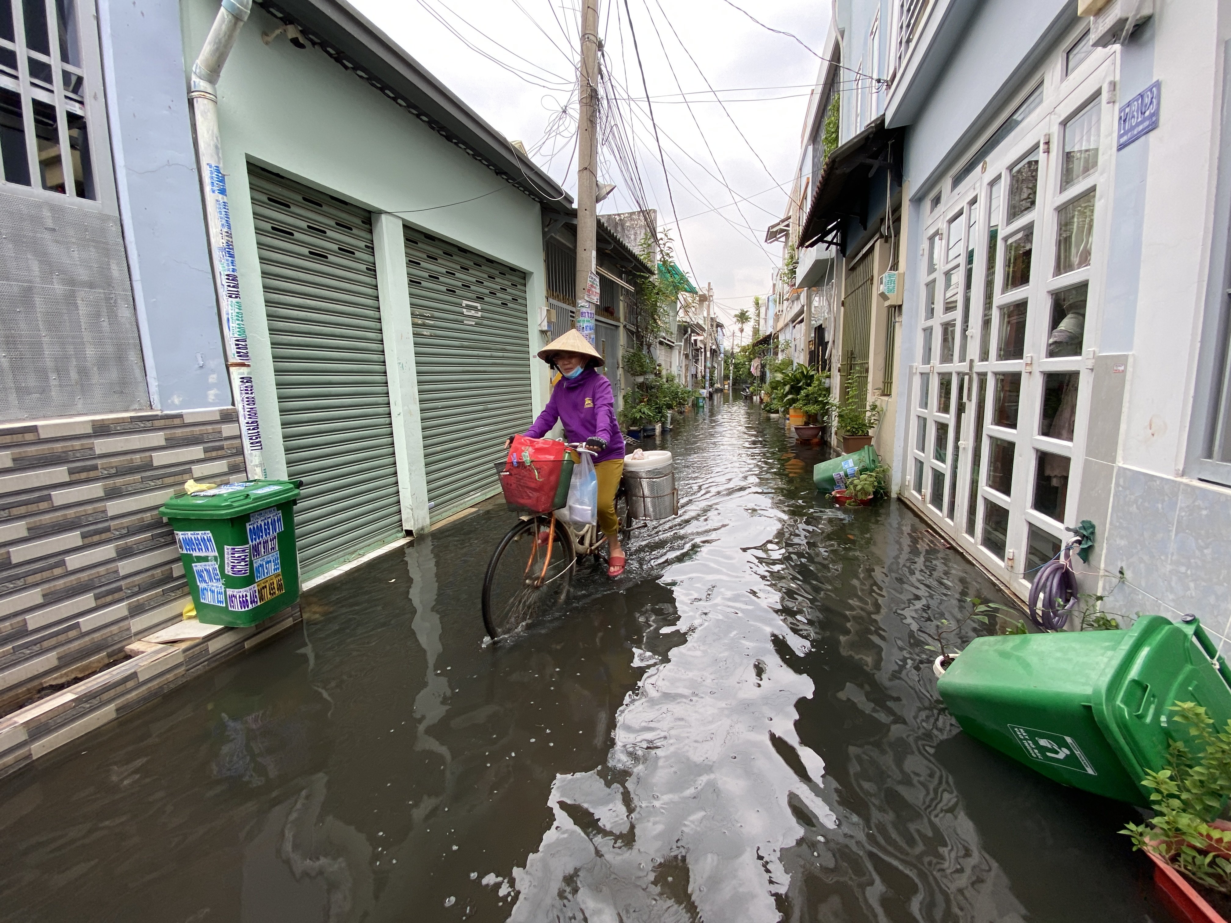 Sau trận mưa lớn vào cuối tháng 10, nhiều nơi ở phường Hiệp Bình Chánh, TP Thủ Đức, TP.HCM vẫn ngập từ 20cm-40cm. Khu vực con hẻm 5 đường 41 (phường Hiệp Bình Chánh) bị ngập sâu, nước lênh láng vào chiều 4/11.