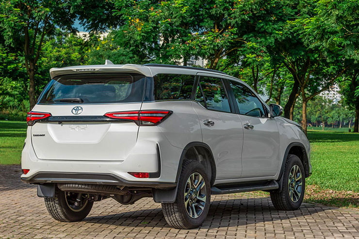 Toyota Fortuner phiên bản nâng cấp lộ diện tại Việt Nam - 3