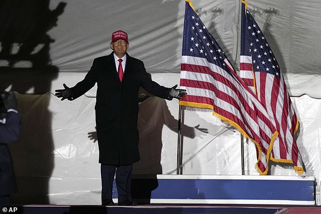 Ông Trump xuất hiện trong cuộc vận động ở bang Iowa vào ngày 3/11/2022.