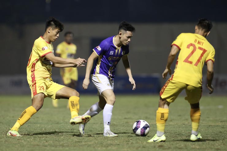 Hà Nội (áo tím) chơi nỗ lực trong chặng nước rút của V-League