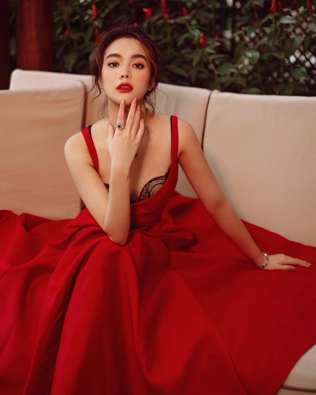 Dù ăn mặc đơn giản nhưng nụ cười rạng rỡ và ngoại hình xinh đẹp, Thiên Trang vẫn được mệnh danh là "nữ sinh hot nhất kỳ thi THPTQG 2019".
